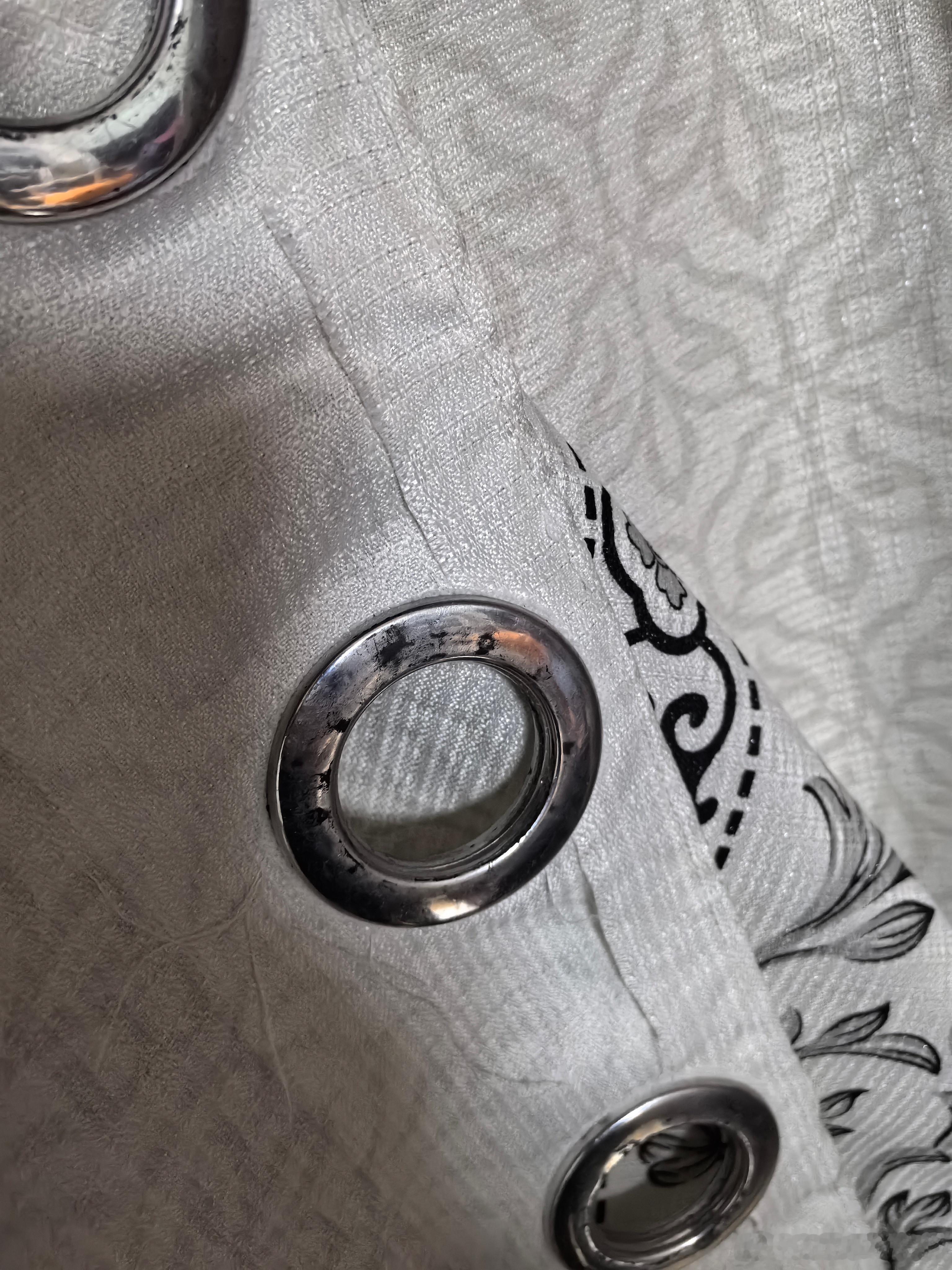 在这次改造时候发现一个问题那就是买窗帘一定要看窗帘挂钩位置的加强位置的材料千万不要用无纺布，几年后就