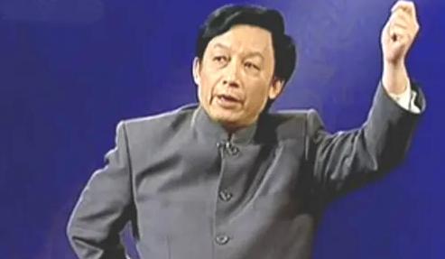 女学生课上大喊“易老师我要嫁给你”，易中天一句秒答，全场掌声雷动。讲台上的他