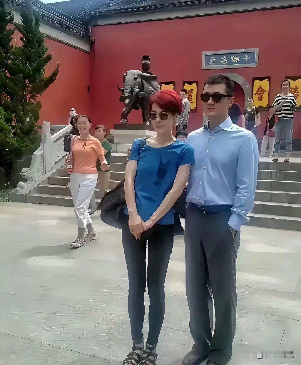 早年王菲跟李亚鹏在寺庙前合影，这应该是他俩最虔诚的穿搭了！​​​