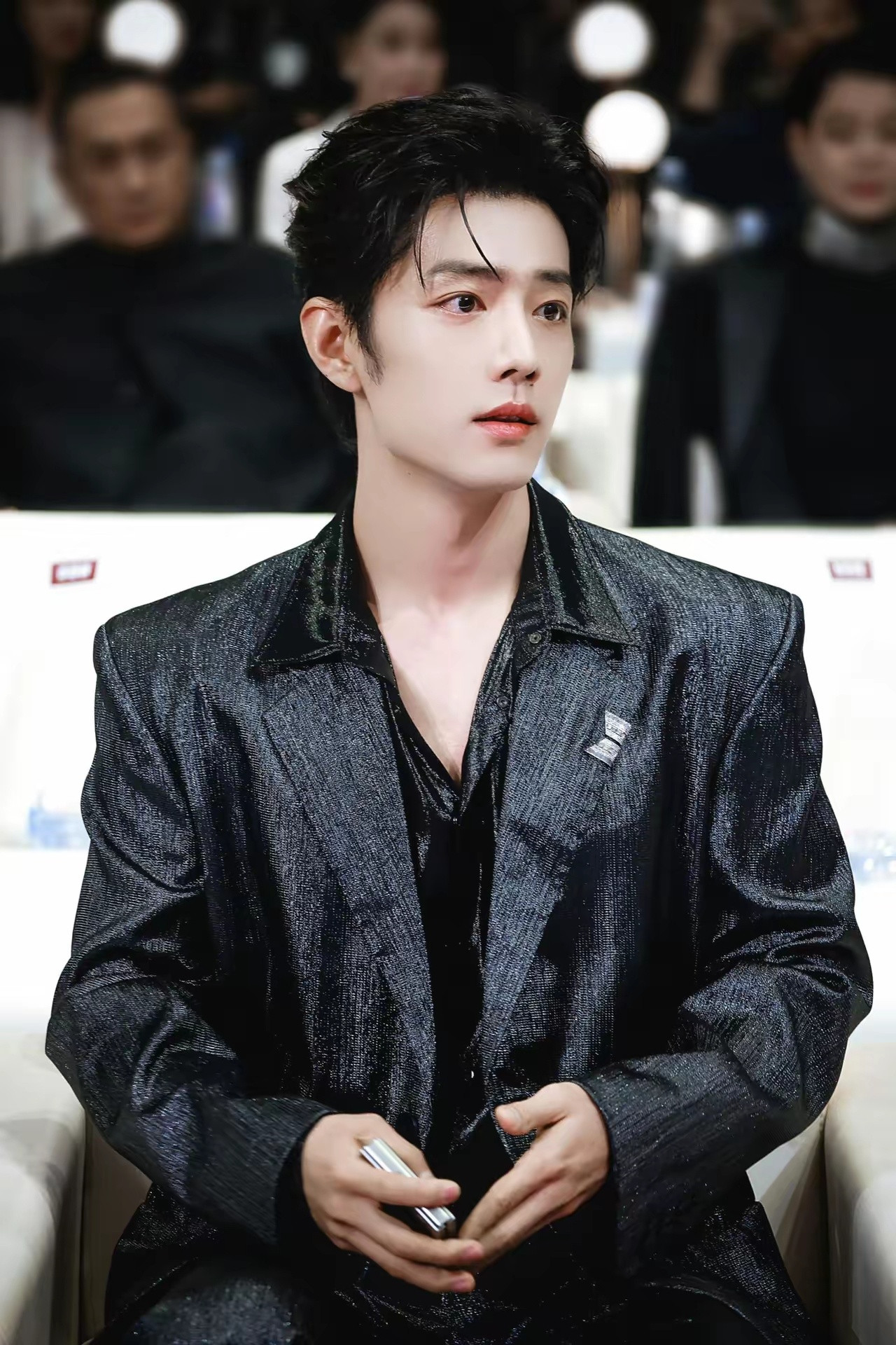 肖战竟然把耳钉当胸针使用，又学到了。