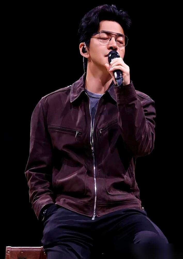 李健的老婆孟小蓓，一个清华博士，当年居然靠兼职家教、翻译稿子养活他，连父亲的救命