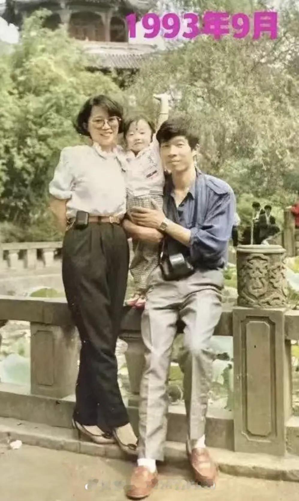 90年代的老照片，图片里面的美女腰间别着BB机，旁边她老公脖颈处，挂着一个相