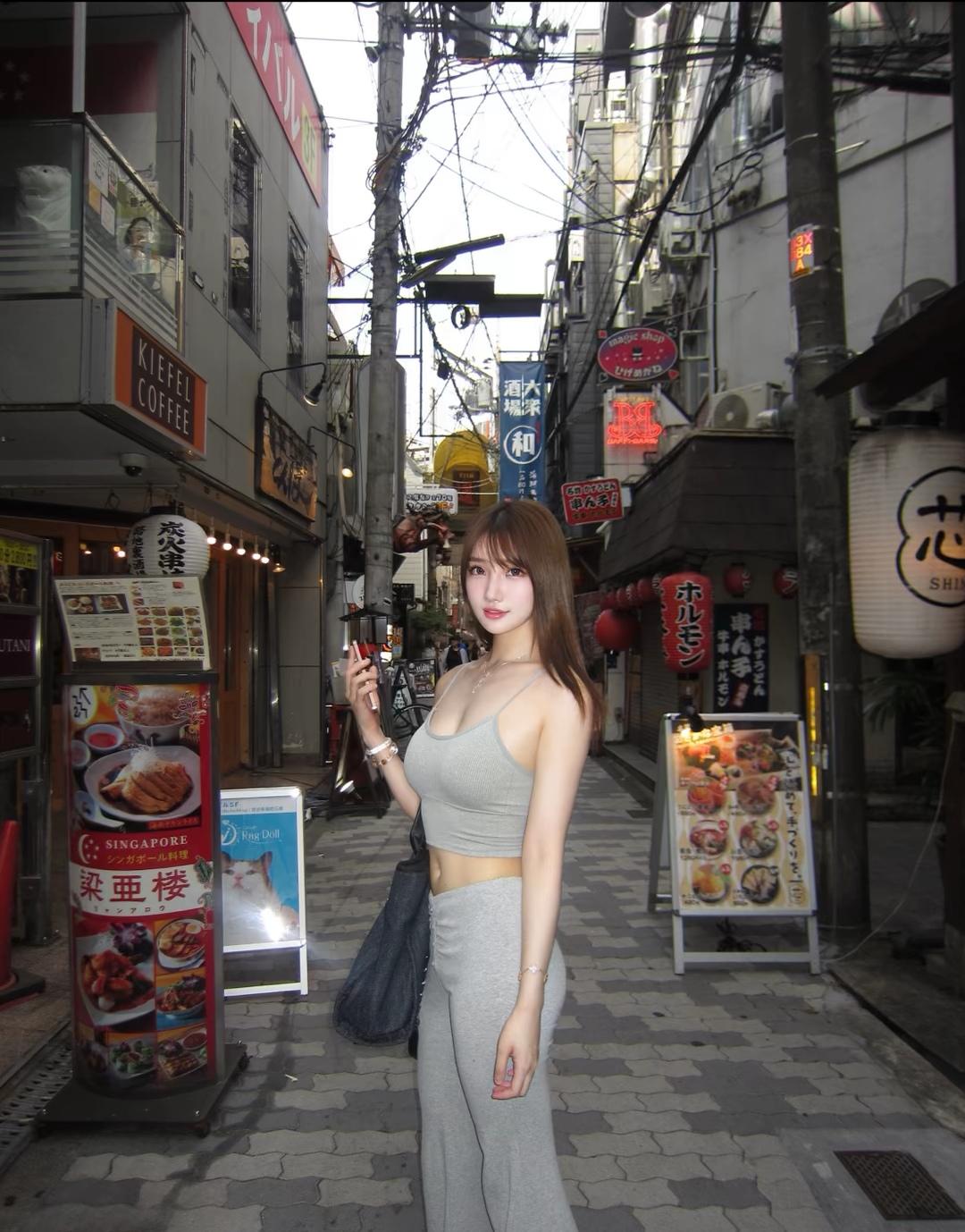 元气少女在东京街头，打卡咖啡与美食！📸🍜👗