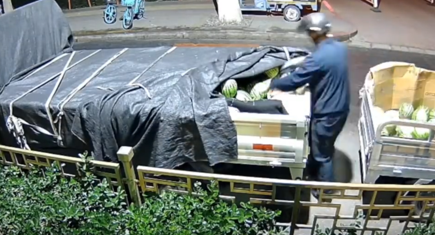 6月8日凌晨，河北保定一处西瓜摊位遭窃。监控画面显示，嫌疑男子头戴帽子、口罩、手