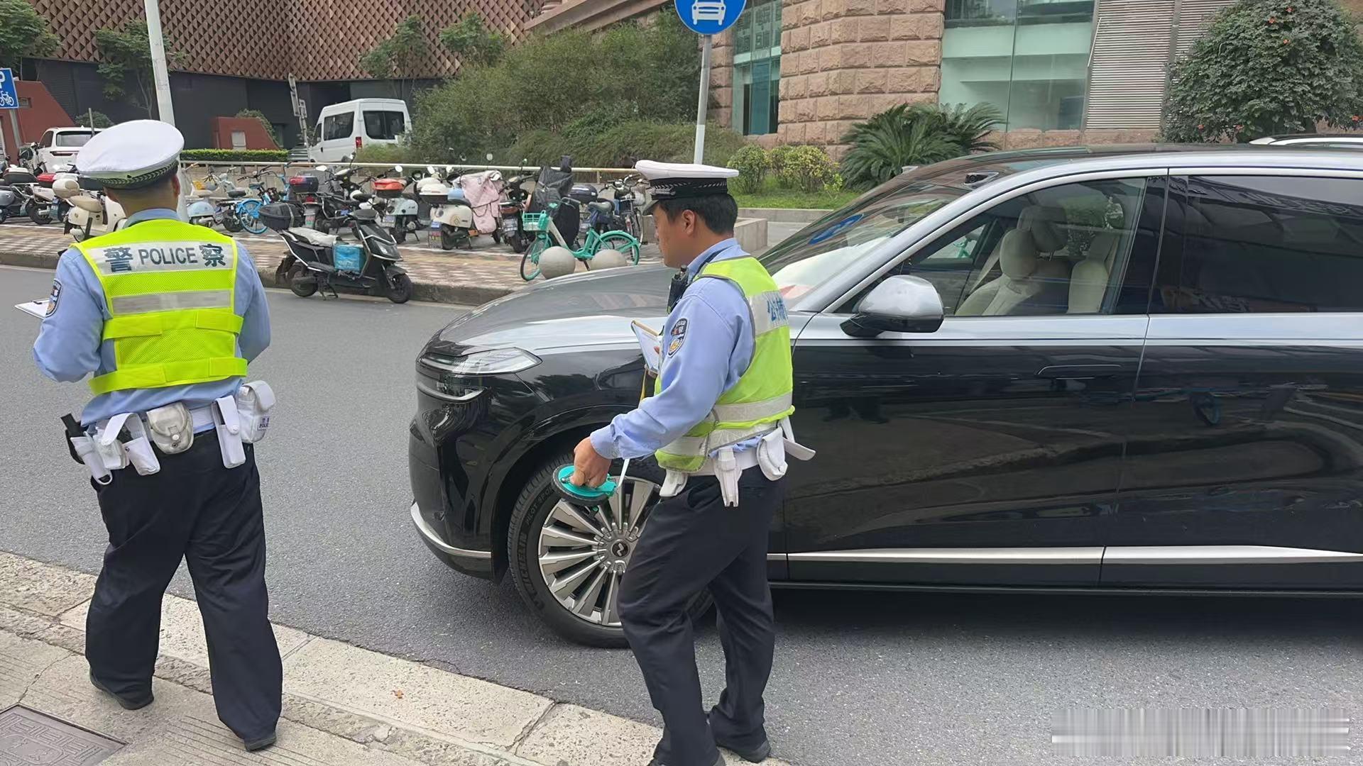 外卖小哥从左边逆行把我车给撞了，结果不承认非要觉得他没问题，他觉得我应该转弯