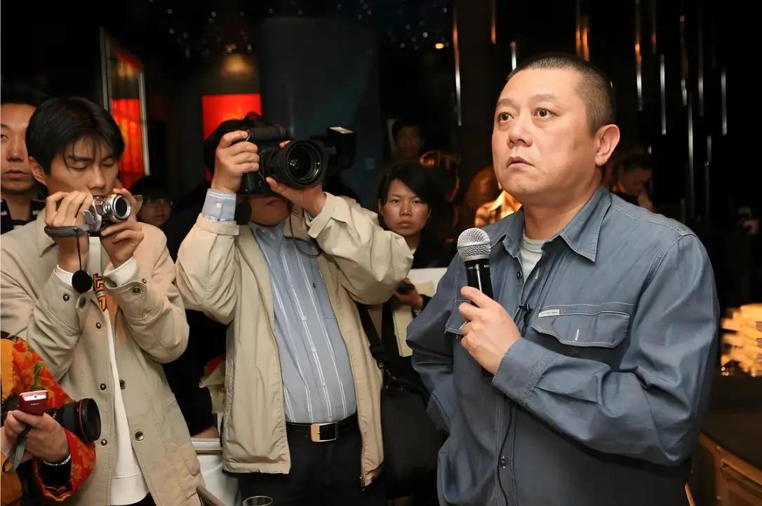 1997年，冯小刚导演的《甲方乙方》播出后，票房卖到3600万，他拿了120万的