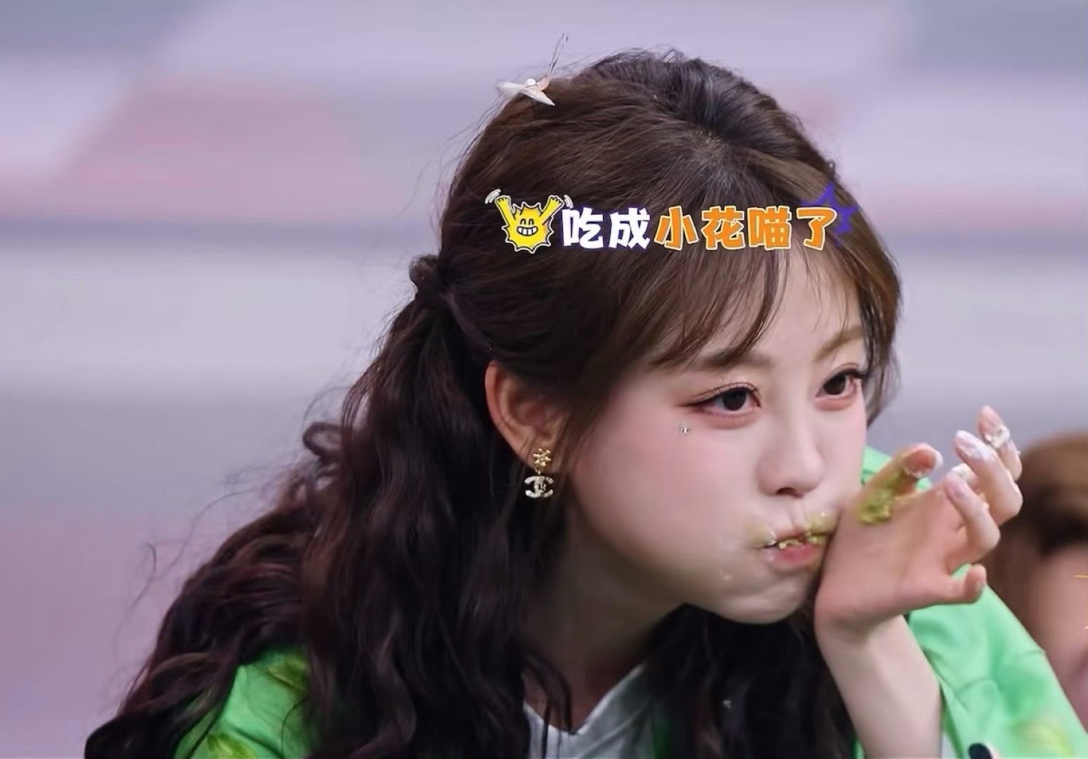 祝绪丹蛋糕吃出猪脚饭的感觉祝绪丹吃草莓蛋糕也太实在了，用筷子扒拉着吃，那股子认