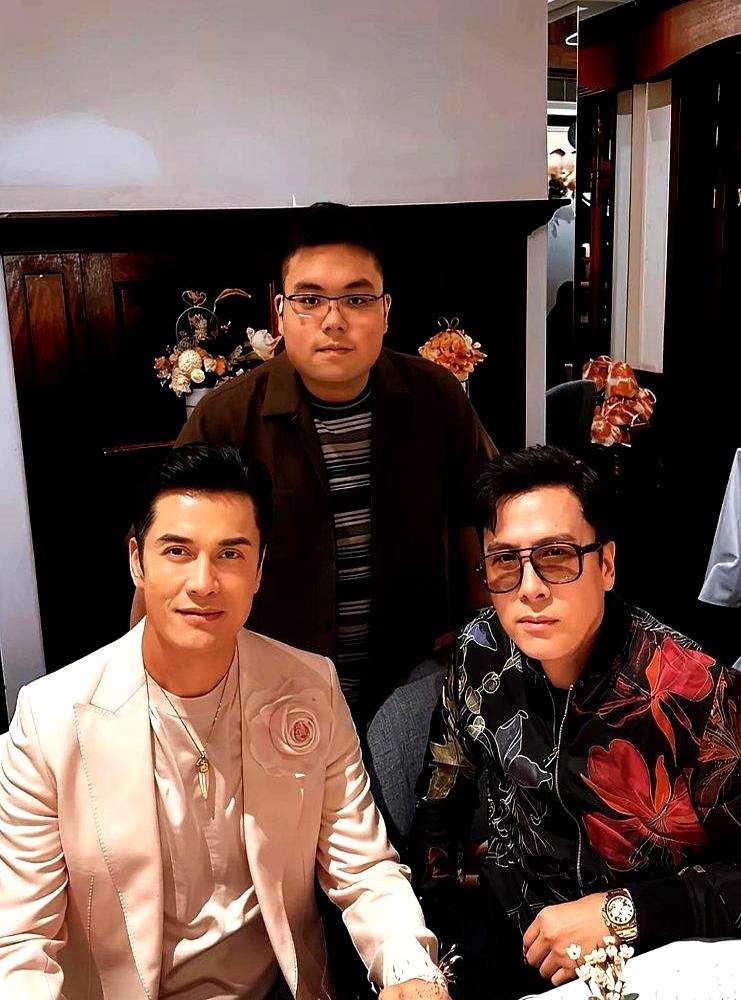 70岁吕良伟带25岁儿子去甄子丹家吃饭，硬是把父子走成了兄弟。同桌59岁的苏永康，反倒更像长辈。他这