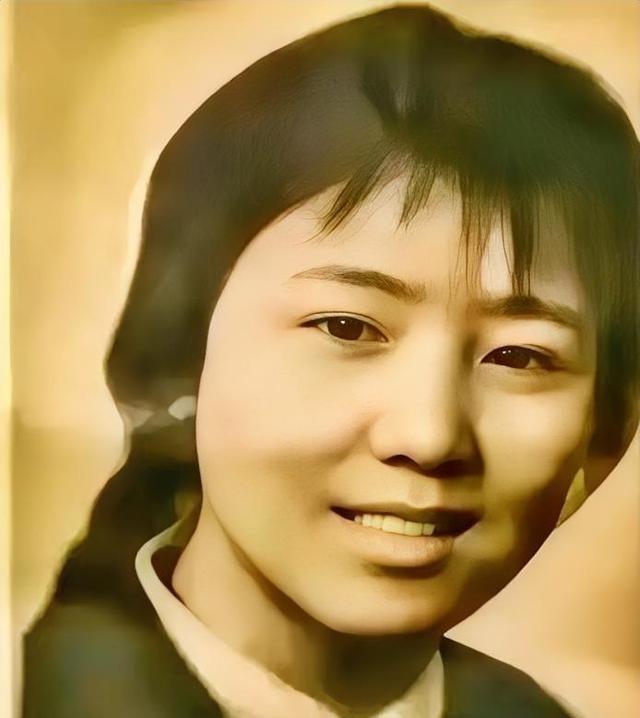 1972年，泥瓦匠张复生迎娶了女知青乔献华。新婚夜，他发现妻子的腰很粗，面对他的