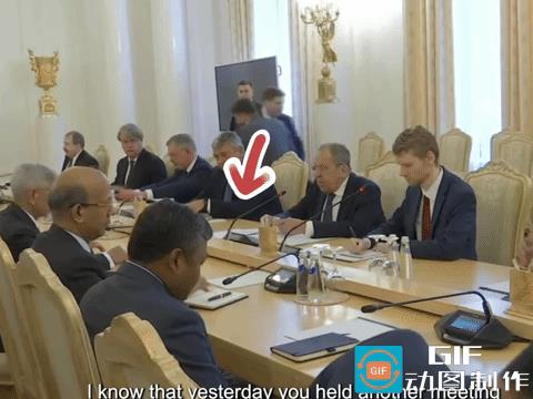 印度代表太渴了，也可能过于放松，嫌用杯子麻烦，来了一次直饮，印度苏杰生领衔，拉夫