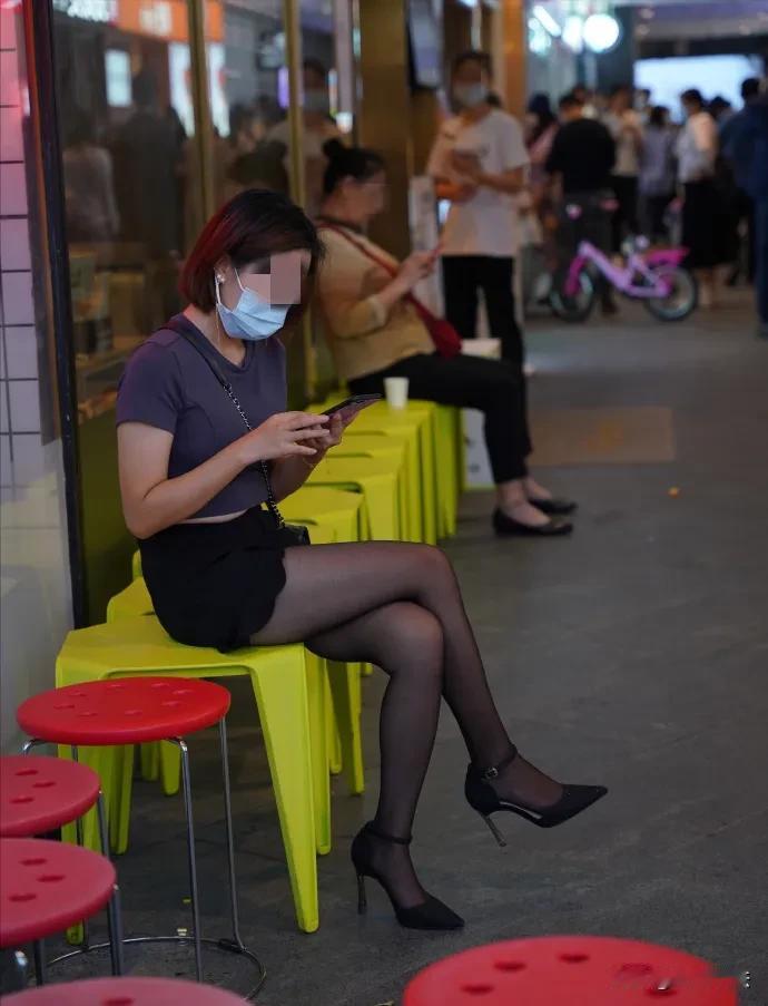 河南，商丘。男子看到店外坐着一个穿短裙的美女，便停下车，直勾勾地看着对方的裙子。