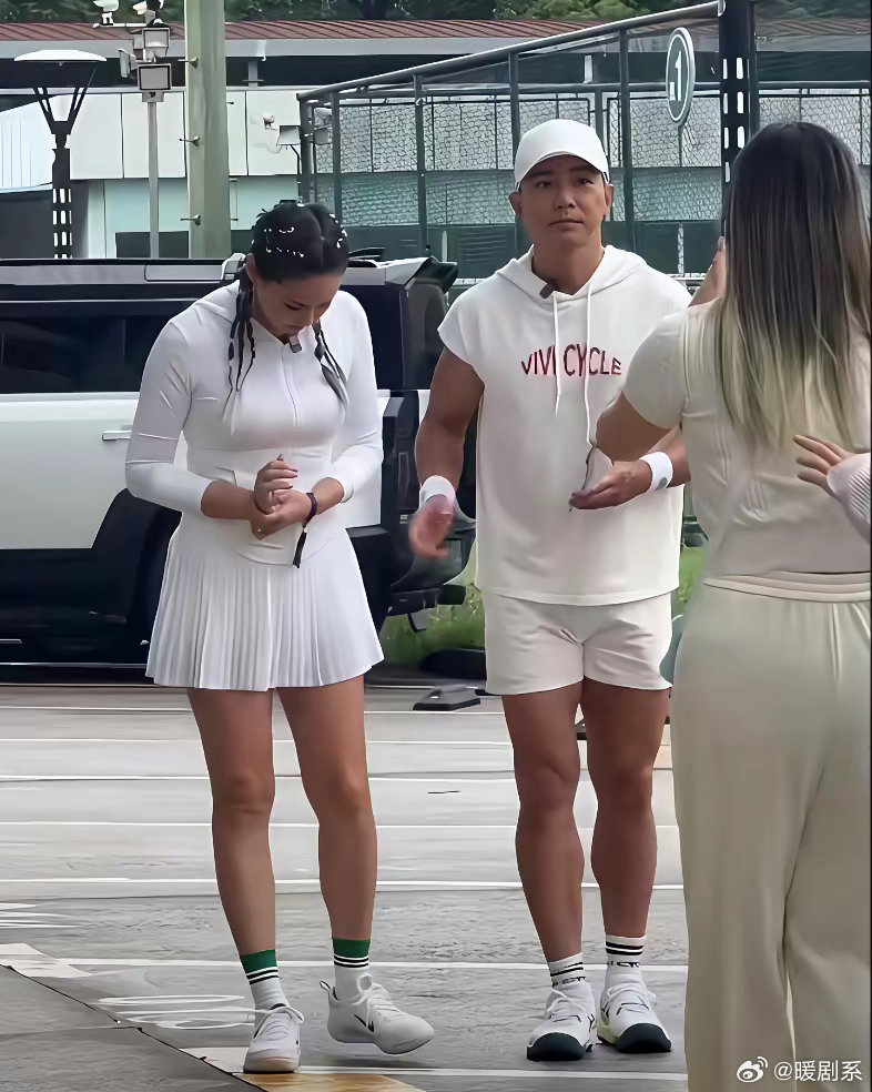 他老婆越跳越壮，直播间就凉了。刘畊宏爆火那会儿，Vivi是他最大的活广告。镜头前