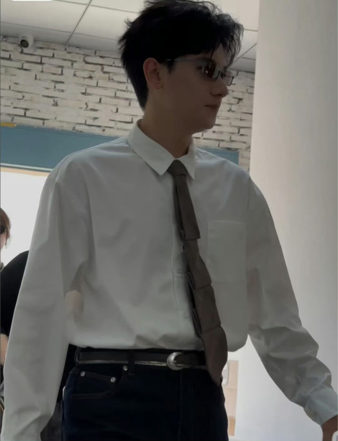 深圳街头偶遇胡先煦！真人比镜头更帅，白衬衫领带造型简直是行走的荷尔蒙～和他对视的