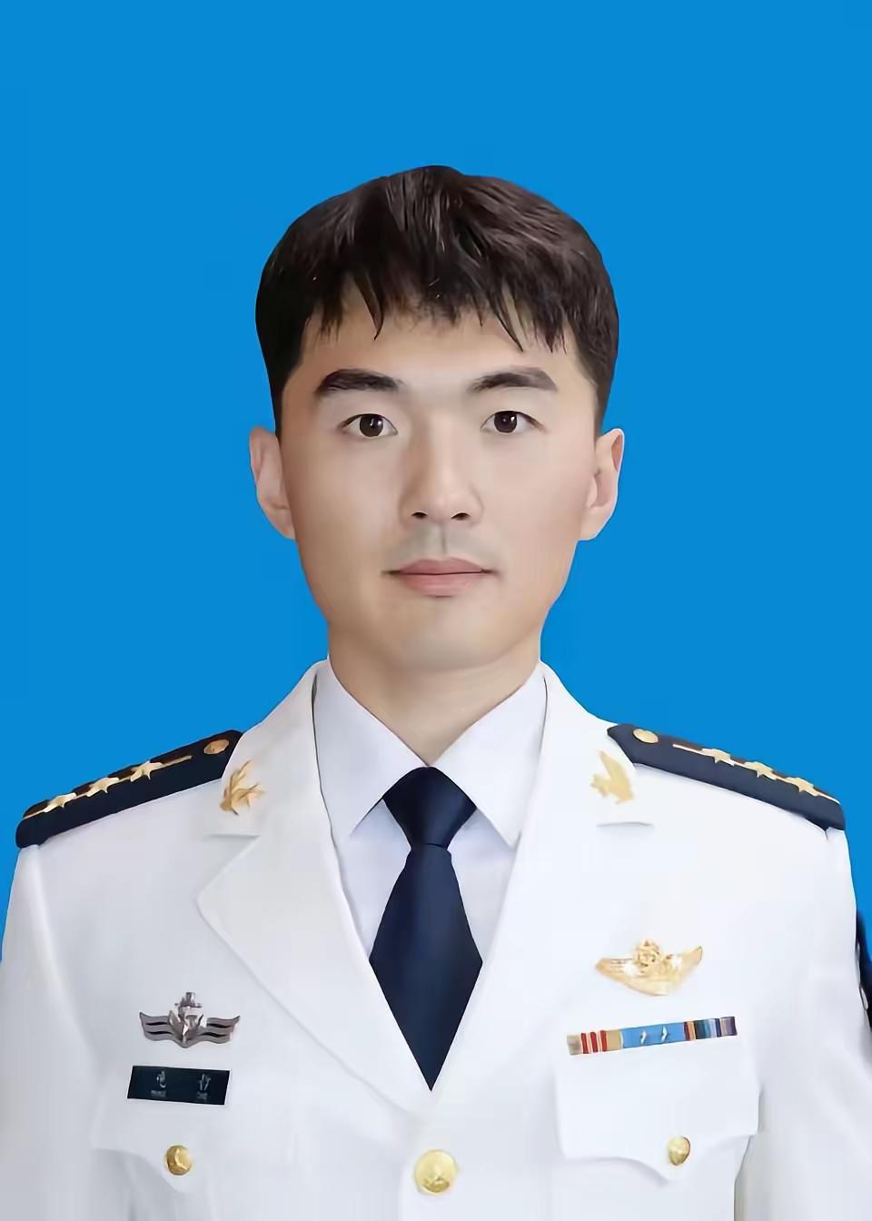 致敬英雄。庞哲生前系海军某部舰载机飞行员，海军上尉军衔，1997年10月出生，2