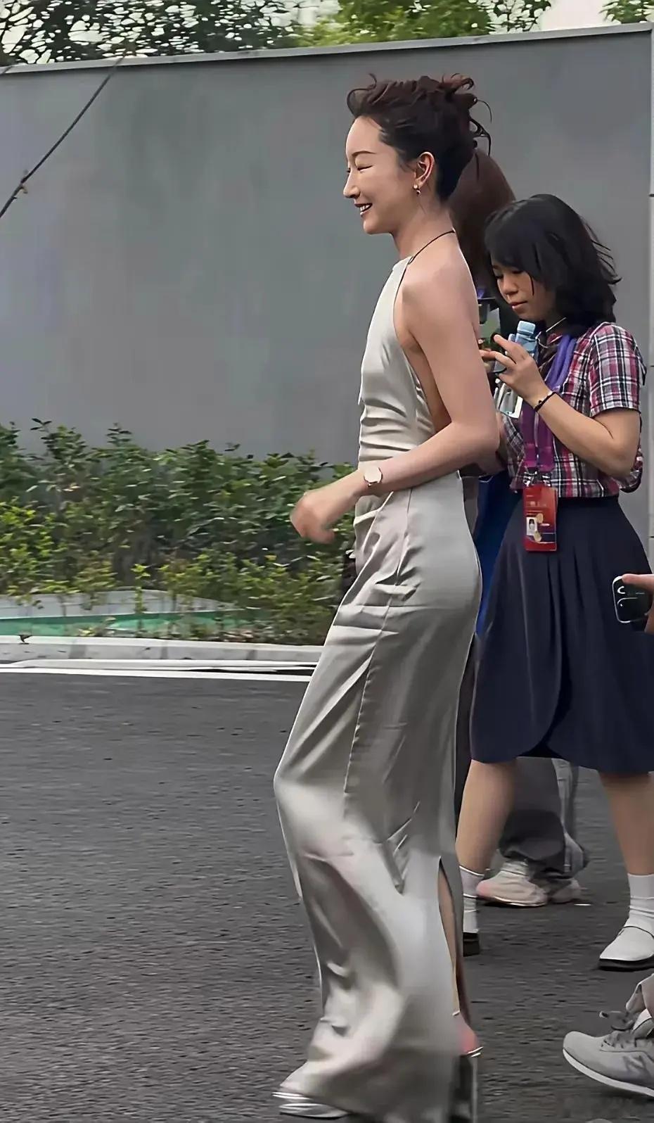 周冬雨再现骨感美，裙子软塌毫无美感，可惜了这么好的演技了！​​​