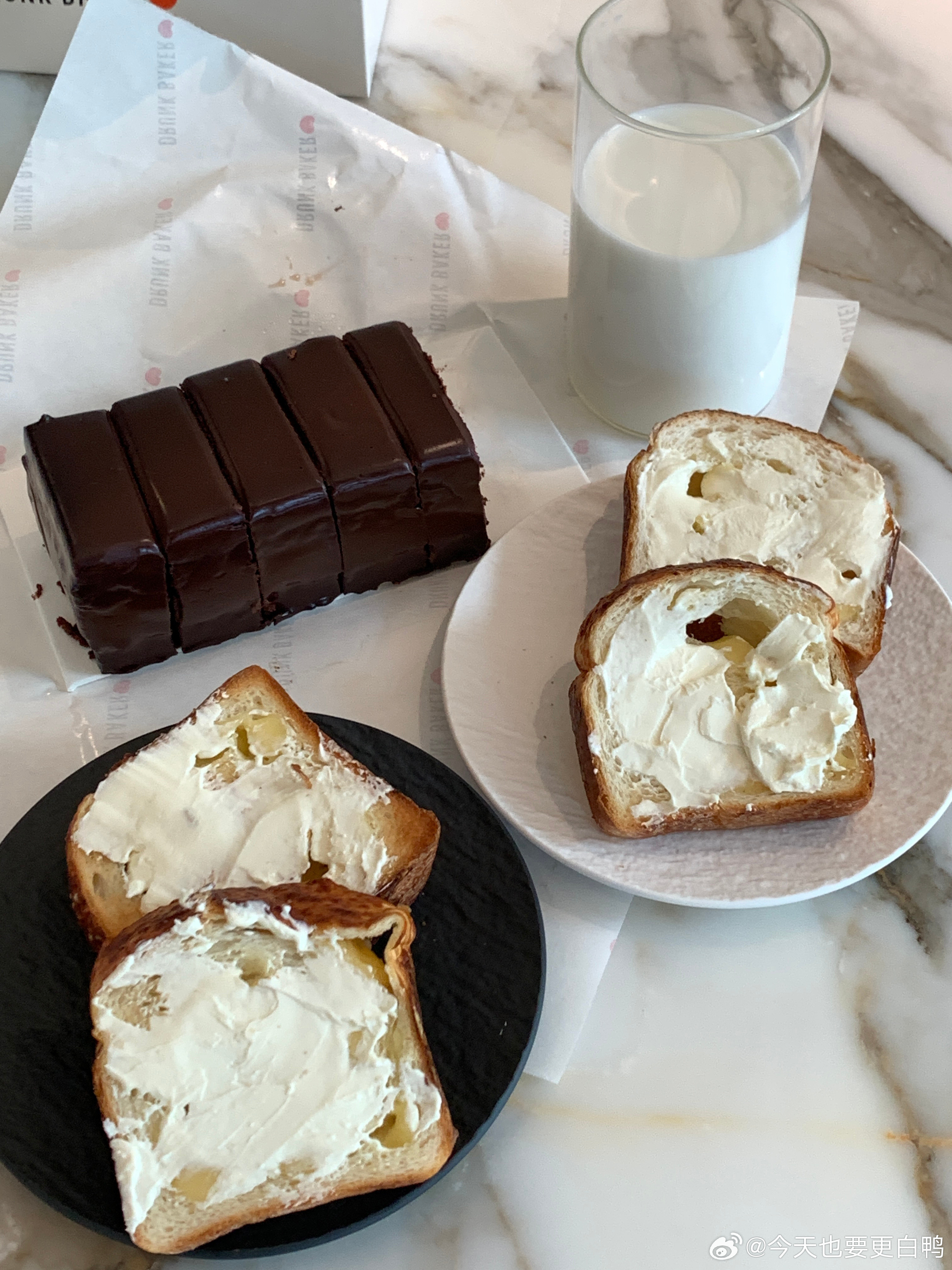 最近吃的巧克力蛋糕感觉比前几年加起来吃得都多，怎么会这么好吃！爸爸的基因可真强大