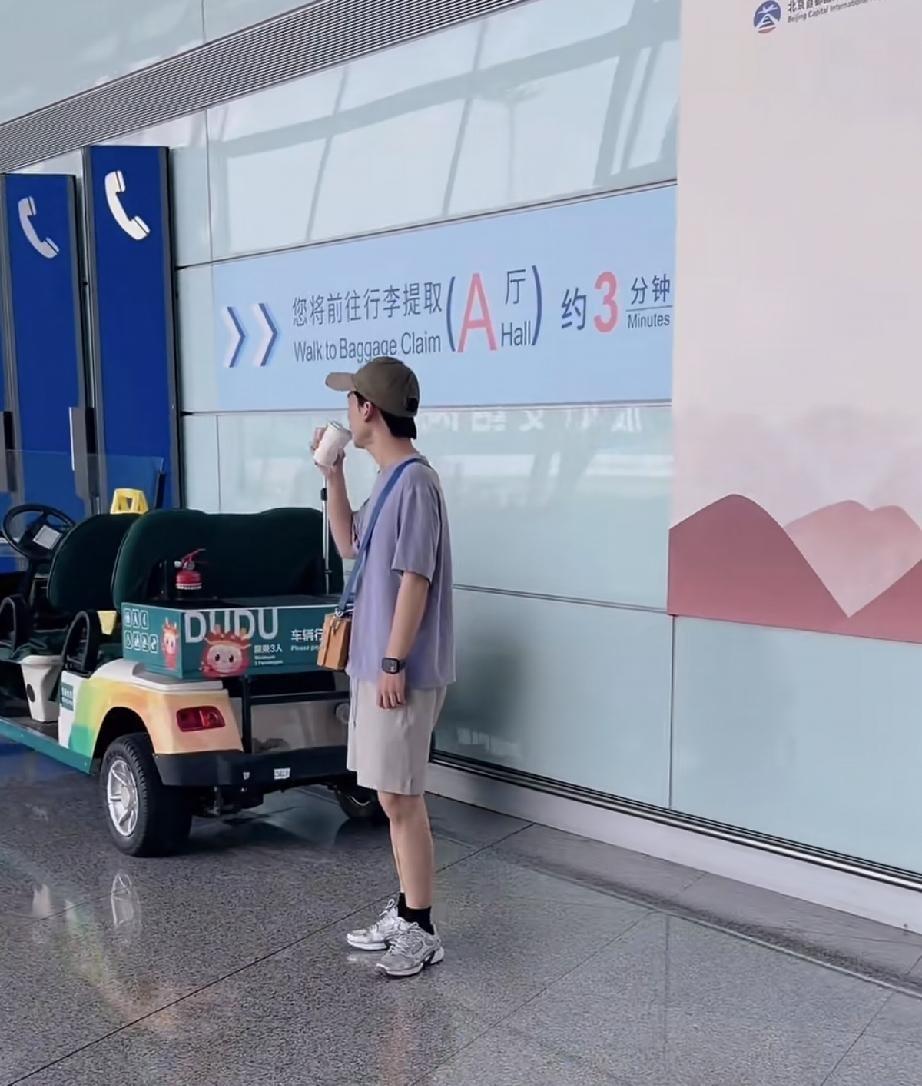 郭麒麟这次在机场一亮相，直接瘦了50斤。8月19日，他端着咖啡，身边就一个工作人