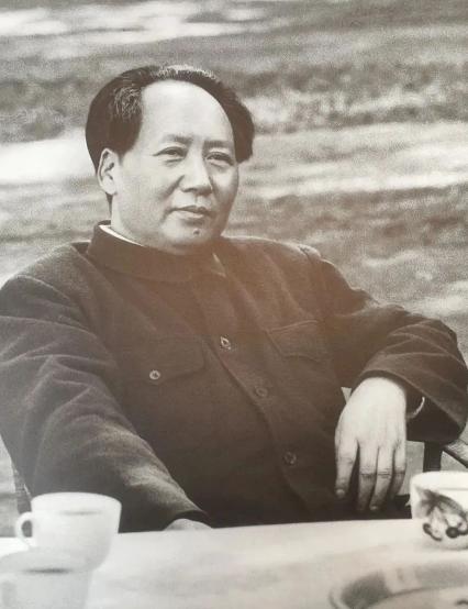 1950年，西方记者刁难发问：“你们废除旧条约算不算不讲信用？”全场安静，毛主席