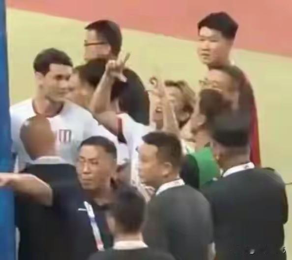 韦世豪脾气还是那么冲！这场跟河南队踢平，没能拿下胜利，赛后韦世豪直接跟河南球迷