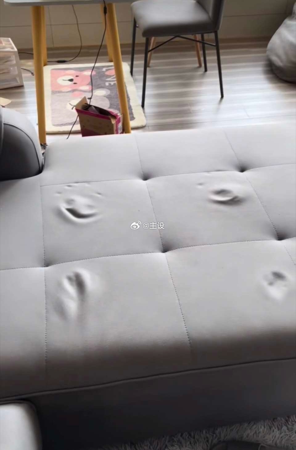 出差半个月回到家，发现沙发这样子，我老公是不是出轨了？