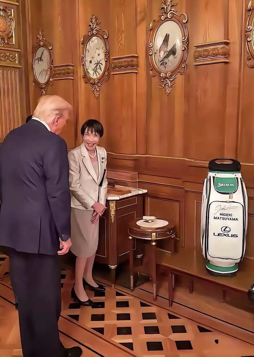 这张照片真是让人瘆得慌！这是美国总统特朗普前一阵子访问日本时的一个场景。只见