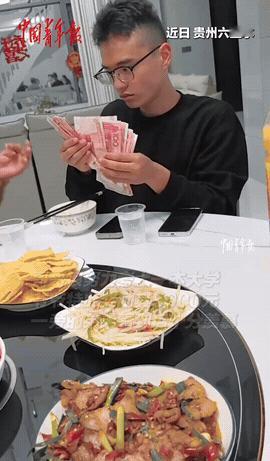 贵州六盘水，哥哥考上一本大学，爷爷奖励5000元。没想到，在一旁吃饭的弟弟看到哥