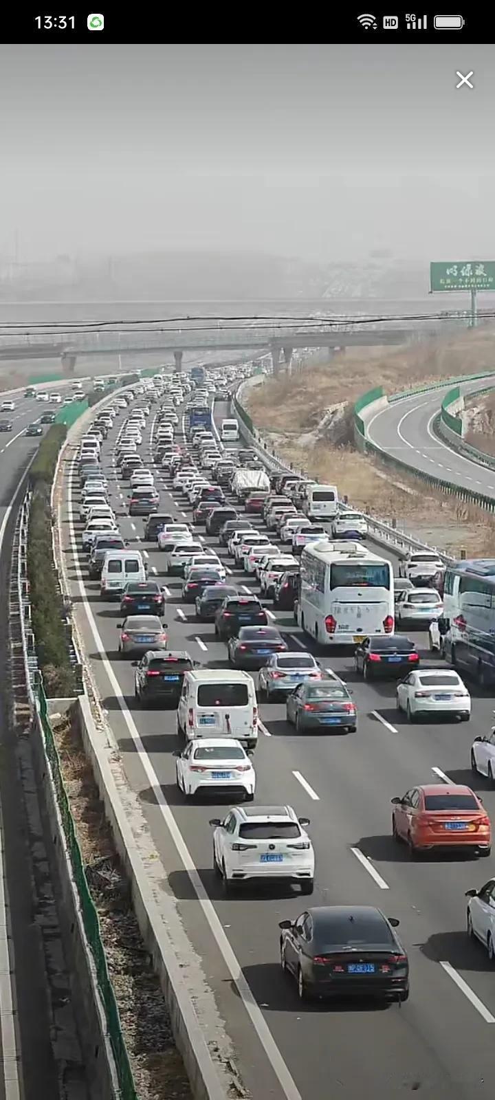 苏皖之间的号称“亚洲最大”收费站吴庄收费站今年春节假期又刷屏了。互联网上持续有自