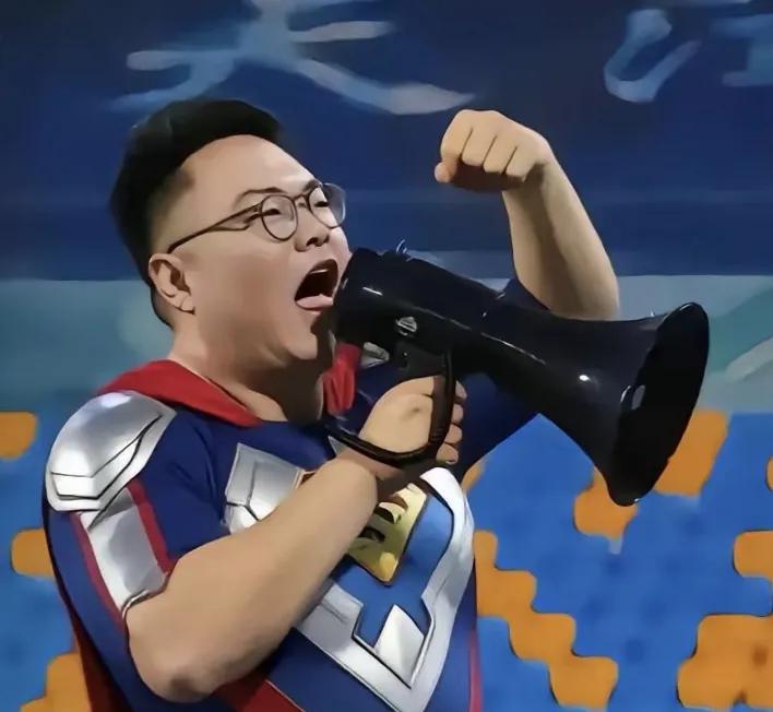 这家伙就是带头辱骂韦世豪的天津球迷。据说还是某个球迷协会的头头，还是个老师。昨天
