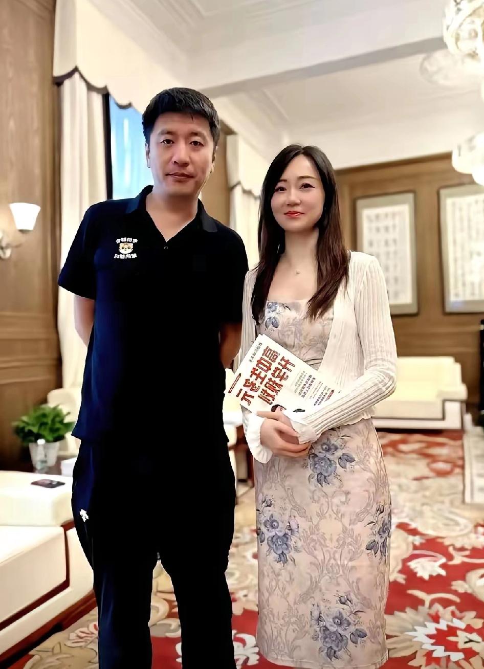 张雪峰很有边界感在生活中，他和员工合影留念都是规规矩矩的。