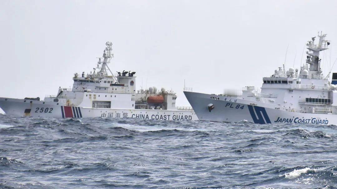 谁见过台风天冒着狂风巨浪闯危险海域避风的？但日本海上保安厅的三艘巡逻船就是这么做