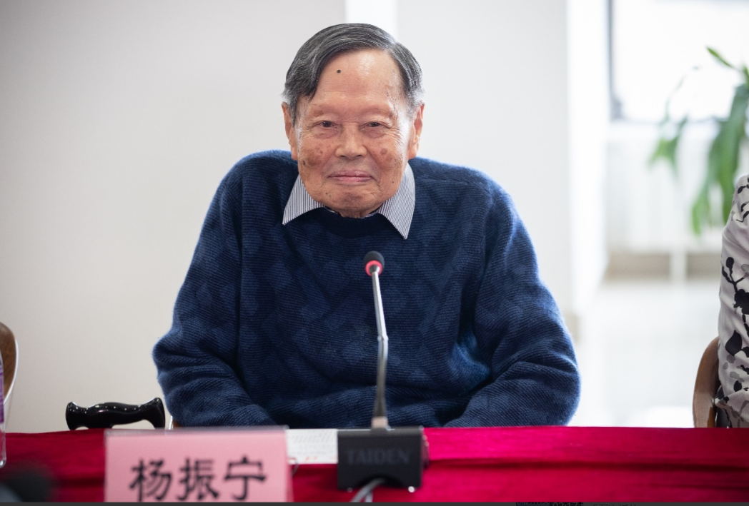 杨振宁确实是20世纪最伟大的物理学家之一，但有些人说杨振宁的成就仅次于牛顿、爱因