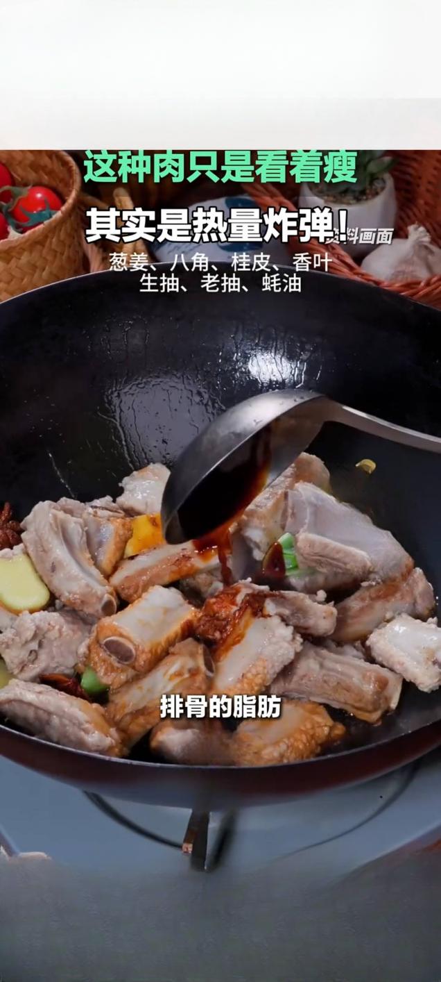 别被“瘦肉”假象迷惑排骨实为隐藏热量炸弹近日，一则揭秘“视觉瘦肉”的视频