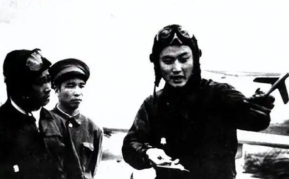 1951年，志愿军飞行员刘玉堤在返航途中，无意间向云层下面瞟了一眼，竟然看到了一