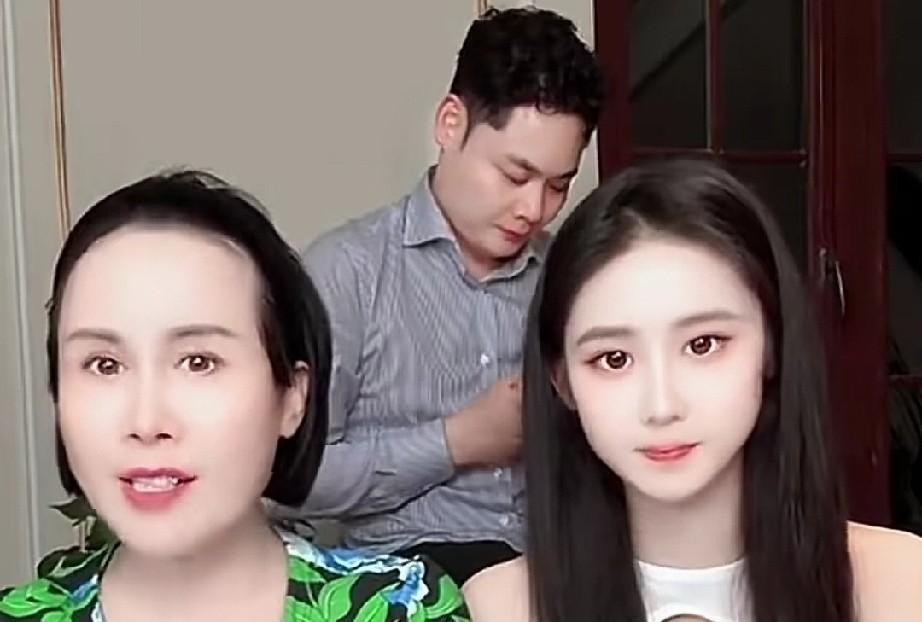 一家三口齐刷刷坐在直播间里带货，这画面够温馨吧。可你根本想不到，当年这男人压根