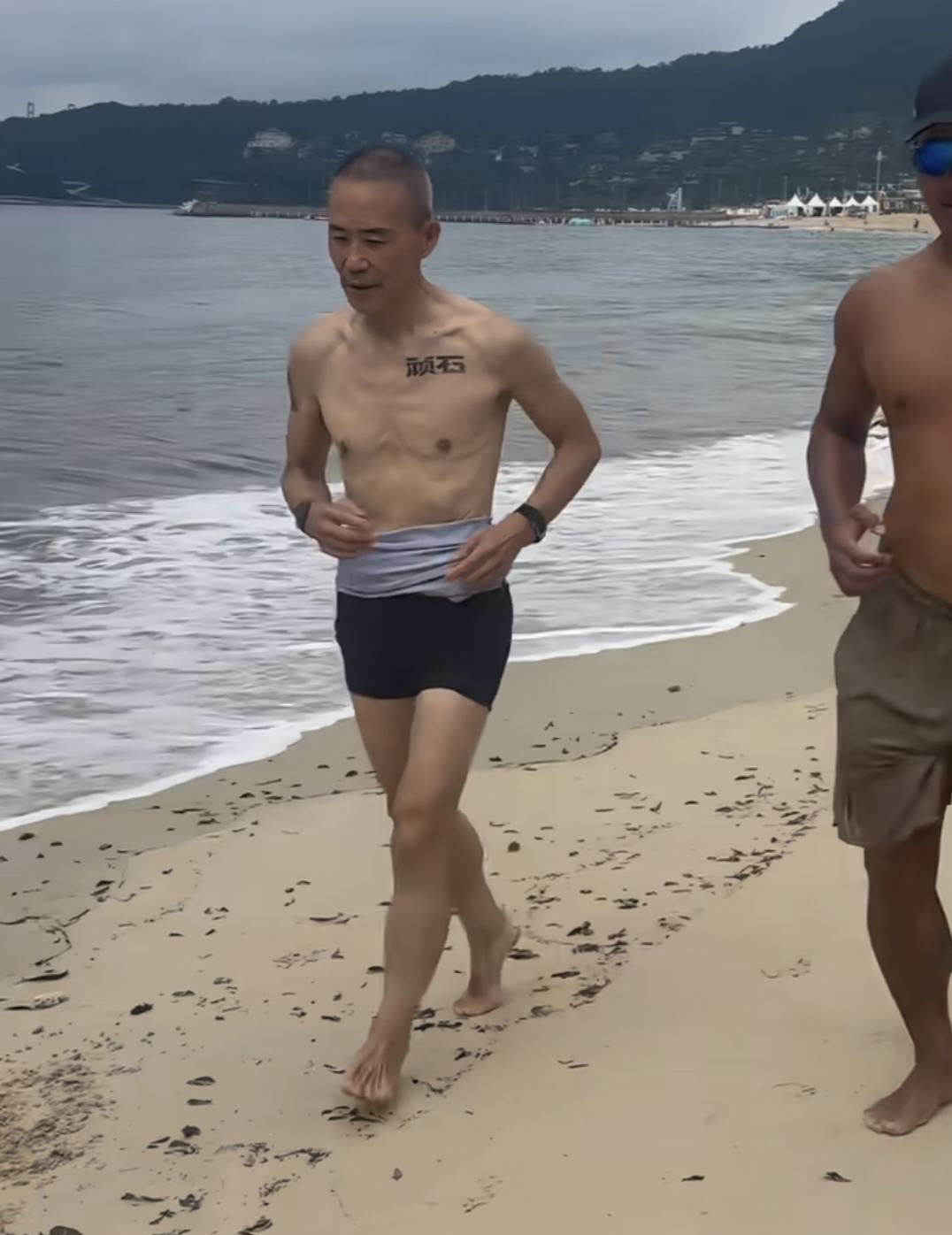 75岁王石在深圳海滩跑步锻炼被偶遇，他光着膀子，身材看起来好瘦，肌肉少得可怜，只