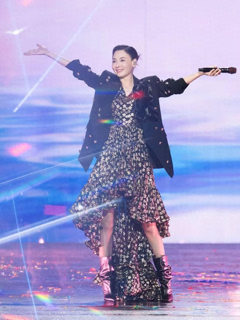 张柏芝宣告回归乐坛! 首支单曲将于6月推出, 曾获十大劲歌金曲最受欢迎新人奖