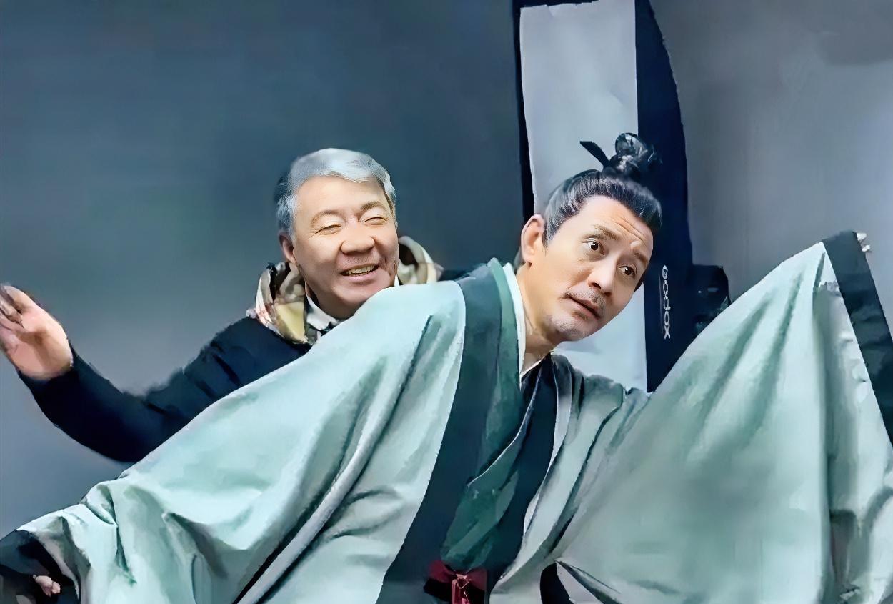 田小洁在社交平台晒出与《藏海传》导演郑晓龙的“双人舞”视频，瞬间引爆热搜！视频中