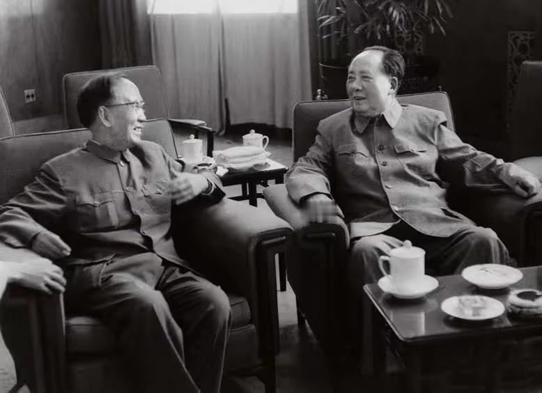 郭沫若对毛主席非常崇拜，曾经为毛主席写了一副对联，非常有水平，我们来看看——​