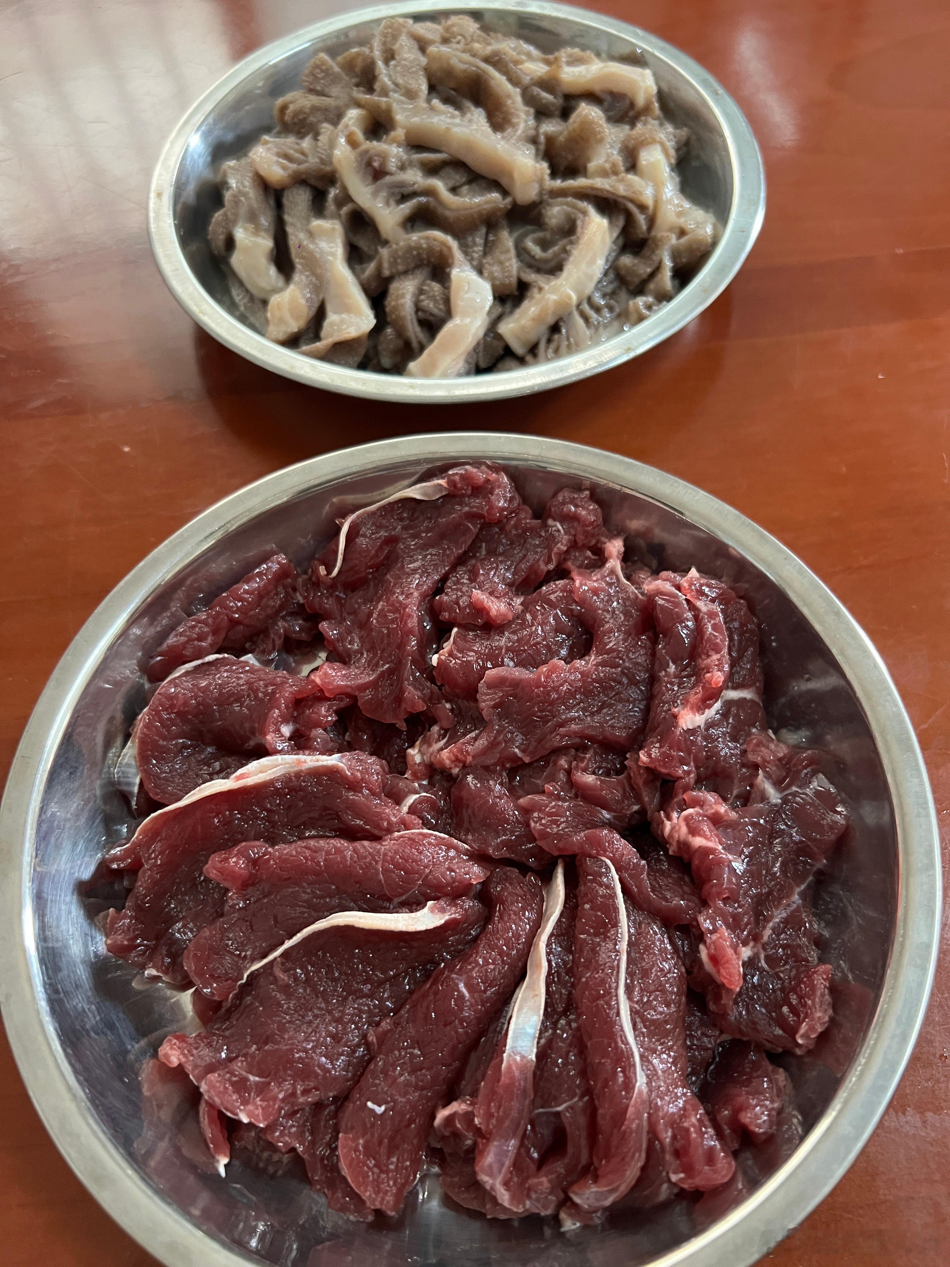 晚餐炒牛杂，红烧鱼头，白灼鱿鱼，炒白菜芯​​​