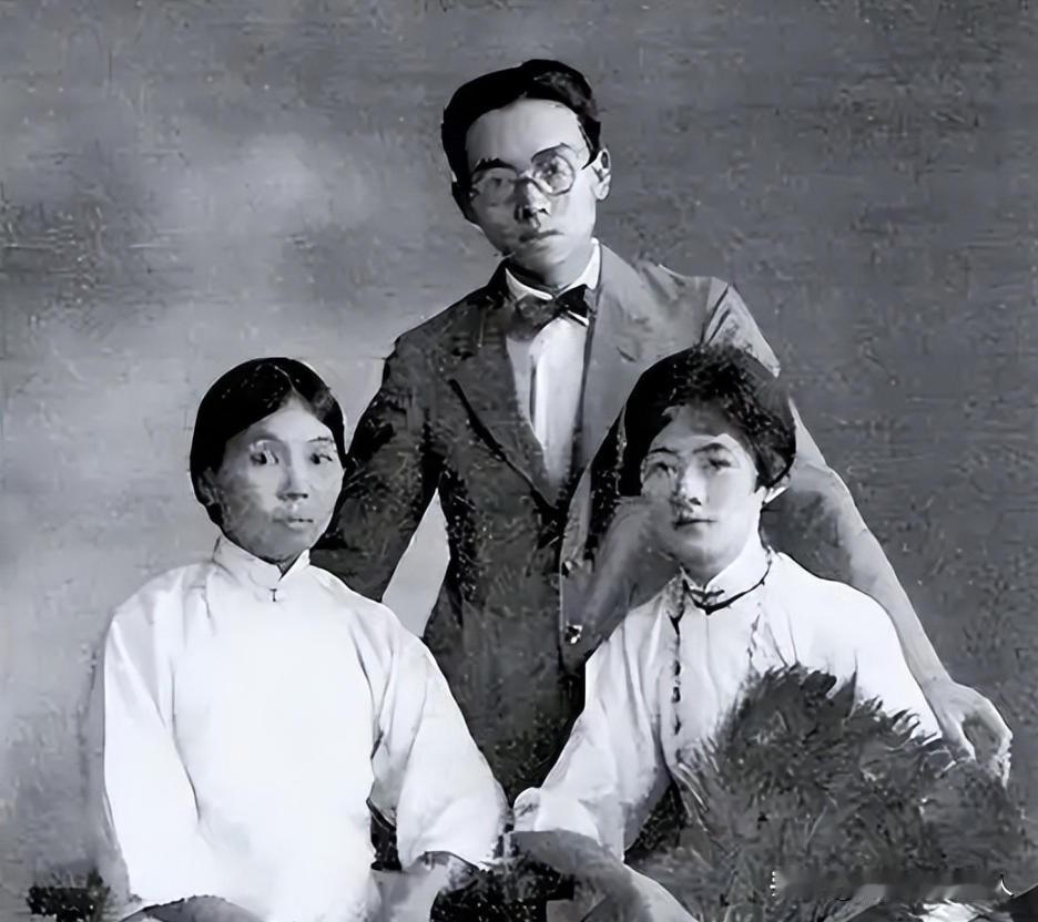 1903年，30岁梁启超和17岁王桂荃圆房，次日梁启超却说：“我提倡一夫一妻制，