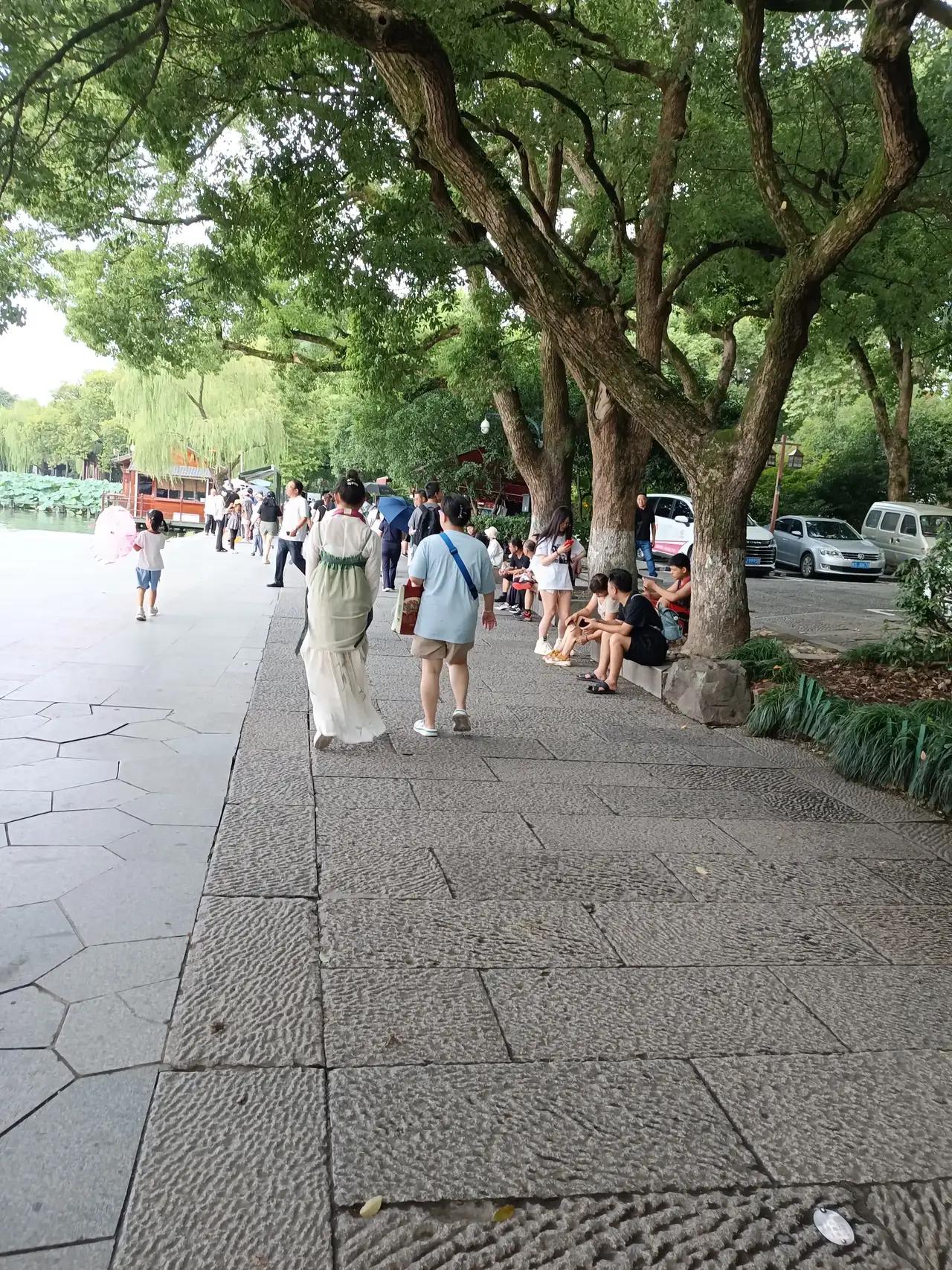 没有钱是万万不能的，有钱也不是万能的！因为再多的荣华富贵也不能把明天买下！岁