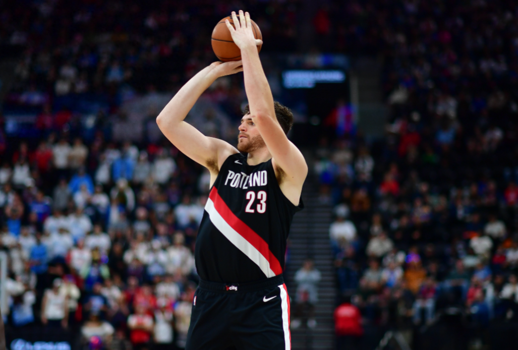 NBA常规赛，开拓者以131-136不敌热火。此役，开拓者三位中锋轮换，其中克