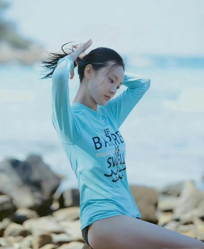 李一桐早期素颜照，这颜值身材确实挺好看的……​​​