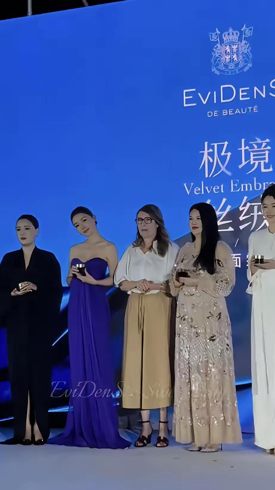 臃肿的体态，满脸的赘肉，她不像名媛，反倒更似“暴发户”。李湘参加名媛派对时，身