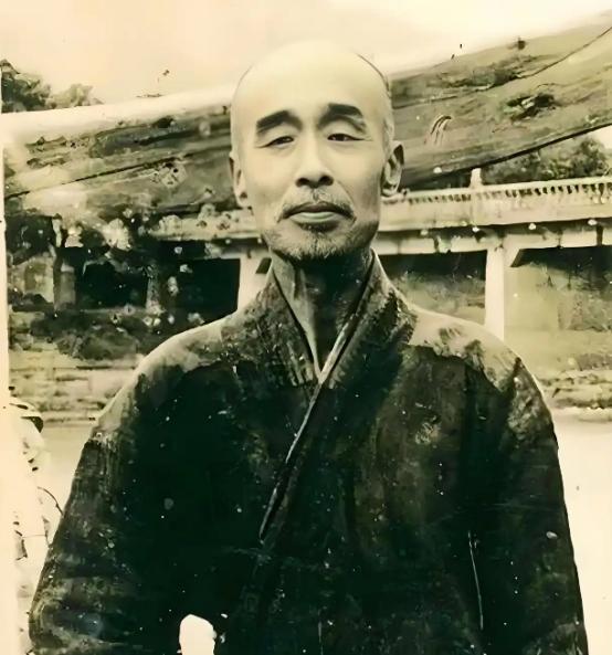 弘一法师晚年，四肢浮肿溃烂，拒绝服药，直面死亡。临终前，他将弟子叫到身边，再三叮