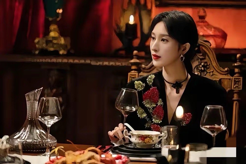 枭起青壤是懂反转的《枭起青壤》张俪用演技告诉你，什么才是教科书演技。轻晃红酒杯，