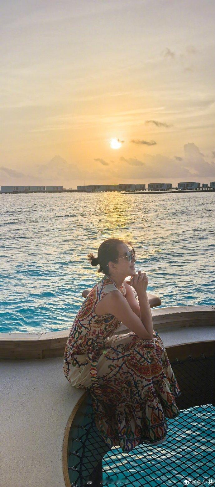 蔡少芬张晋马尔代夫度假海风、落日、细软沙滩，蔡少芬晒出度假碎片，舒展自在的状态