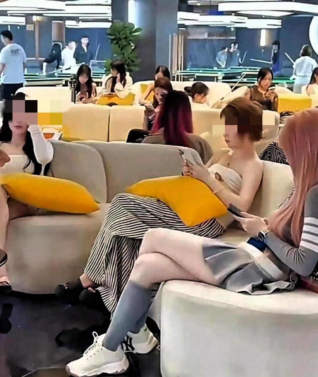 这便是如今台球室的乱象！本是供人打球娱乐之所，却摇身一变成了这便是如今台球室的乱