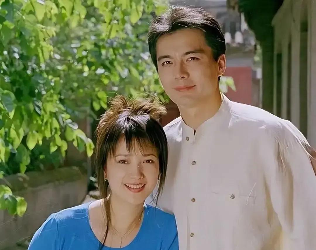 祁同伟在剧里为女人下跪。许亚军在戏外，为女人结了四次婚。80年代，他是全国女