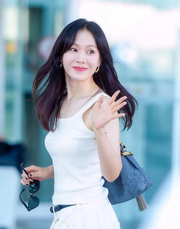 #孙艺珍现身机场奔赴威尼斯电影节，状态堪称一绝！今日仁川机场，孙艺珍身着一身白